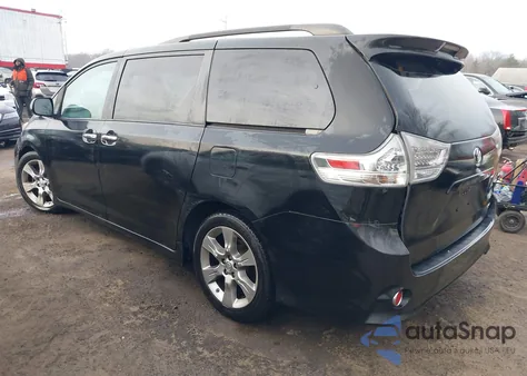 2013 Toyota Sienna Se 8 Passenger z USA, uszkodzony, nr VIN 5TDXK3DC1DS313138